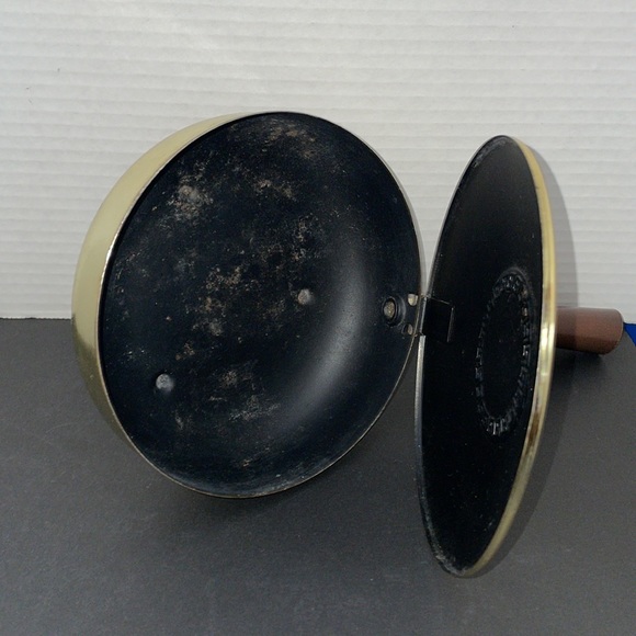 Vintage Brass Ash Pan Silent Buttler Crumb Catcher Canada Wood Handle - Picture 9 of 9